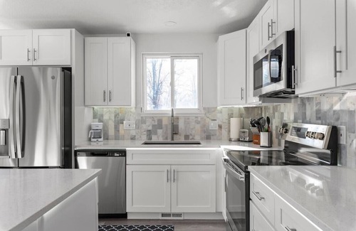 Sandy House | Newcastlehouse · Ski Resorts | Game Room | Bunks | 6TVs | Shopping