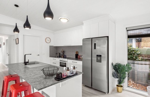 Portarlington House | Newcombe Retreat - Modern paradise with a charming coastal ambiance.