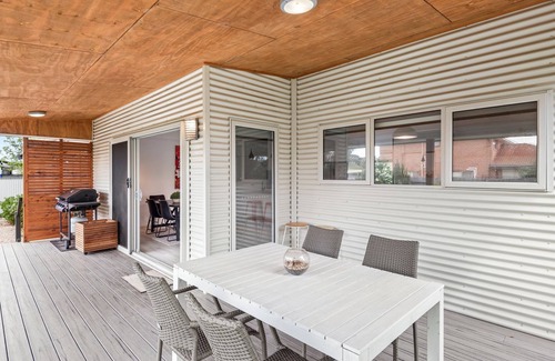 Portarlington House | Newcombe Retreat - Modern paradise with a charming coastal ambiance.