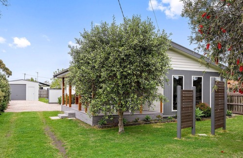 Portarlington House | Newcombe Retreat - Modern paradise with a charming coastal ambiance.