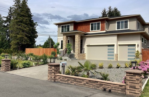 Renton House | Newer comfy Renton house with gym and theater