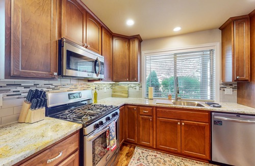 Sandpoint House | Newer home with private hot tub, great back patio, fireplace & AC - near skiing
