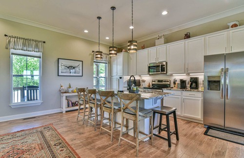 Black Mountain House | NEWER Luxury 6/6 Mt View in Gated Preserve, Hot Tub, Hiking Trails, EV Charger