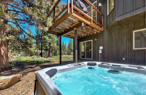 Tahoe Paradise Cabin | Newer Mountain Home! Hot Tub! Foosball! Soaking Tub! Bunk Beds!