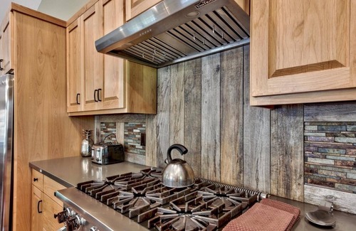 Tahoe Paradise Cabin | Newer Mountain Home! Hot Tub! Foosball! Soaking Tub! Bunk Beds!