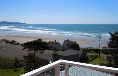Oceanside House | NEWER OCEANSIDE HOME AWESOME VIEWS! PET FRIENDLY! EZ Walk to Beach
