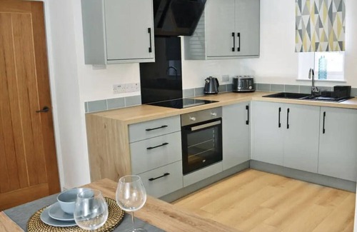 Kendal House | Newlands Cottage, in the heart of Kendal [Pet's ok]