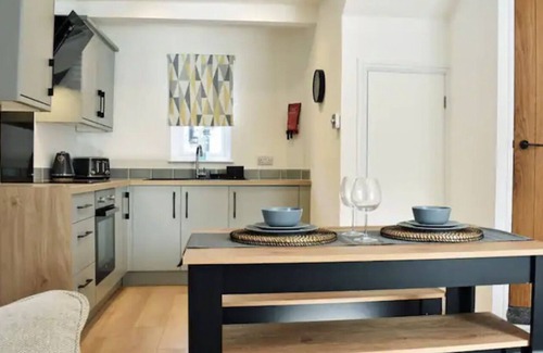 Kendal House | Newlands Cottage, in the heart of Kendal [Pet's ok]