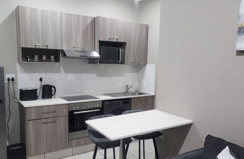 Greater Johannesburg Metropolitan Area Apartment | Newley refurbished apartment just a short stroll away from Rosebank Mall!