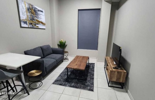 Greater Johannesburg Metropolitan Area Apartment | Newley refurbished apartment just a short stroll away from Rosebank Mall!