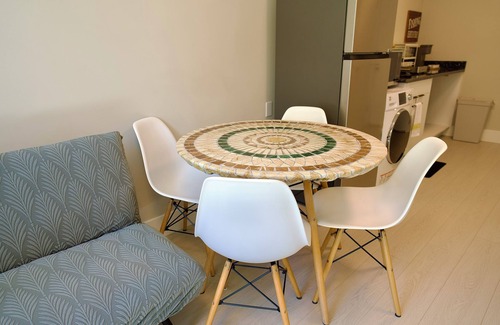 Fraserview House | Newly Built 2BR, 15 Min to Airport, 20 Min to DT
