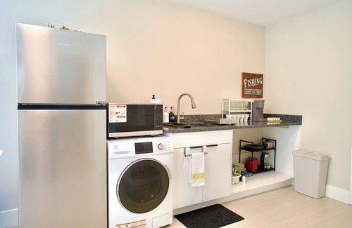 Fraserview House | Newly Built 2BR, 15 Min to Airport, 20 Min to DT