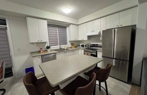 Thorold House | Newly Built 3-bedroom house with WiFi, Parking and AC 15 mins to the Falls