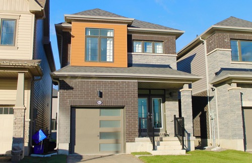 Thorold House | Newly Built 3-bedroom house with WiFi, Parking and AC 15 mins to the Falls
