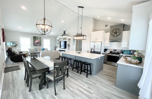 Crystal Beach House | NEWLY BUILT 3min walk to beach,hot tub, b-ball, pet friendly, parking for RV’s