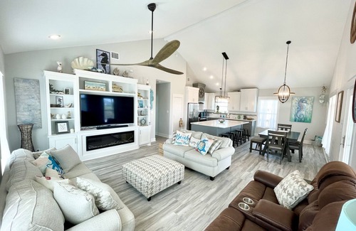 Crystal Beach House | NEWLY BUILT 3min walk to beach,hot tub, b-ball, pet friendly, parking for RV’s