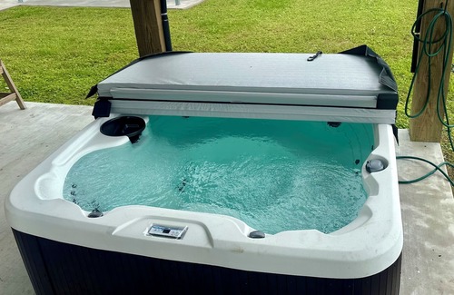 Crystal Beach House | NEWLY BUILT 3min walk to beach,hot tub, b-ball, pet friendly, parking for RV’s