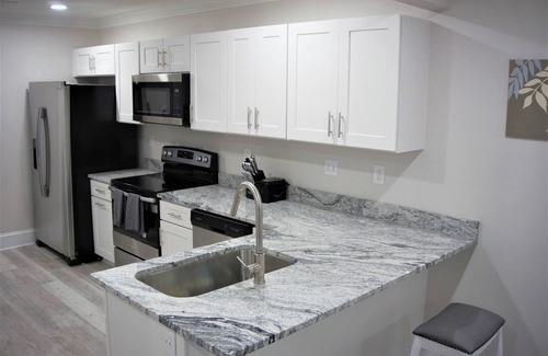 Sugar Creek House | *NEWLY BUILT* 4 BR (7 beds) Retreat by Noda, Uptown, Plaza Midwood, Conv Center