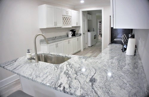Sugar Creek House | *NEWLY BUILT* 4 BR (7 beds) Retreat by Noda, Uptown, Plaza Midwood, Conv Center