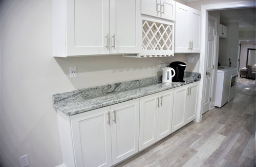 Sugar Creek House | *NEWLY BUILT* 4 BR (7 beds) Retreat by Noda, Uptown, Plaza Midwood, Conv Center