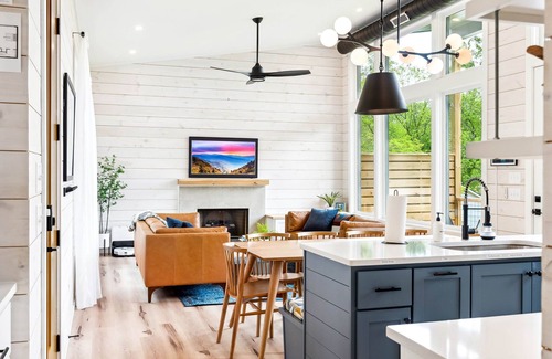 Clayton House | ⛰️ Newly Built Alpine Cabin 2023 - Mountain Views + Walk To Town - Hot Tub