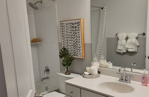 Fairfax Condo | Newly Built Condo Loft Townhome w/ balcony close to nearest Harris Teeter