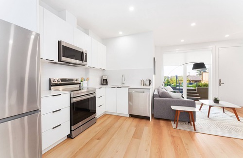 Lower Lonsdale House | NEWLY Built Cozy and Modern Guest Suite Retreat