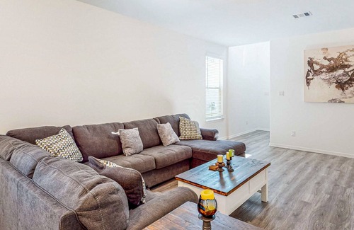 Porter House | Newly-built dog-friendly home with open layout & central location