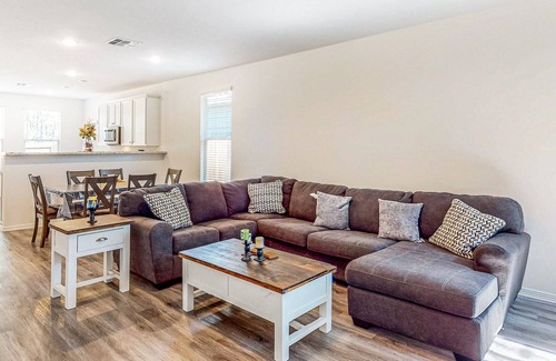 Porter House | Newly-built dog-friendly home with open layout & central location