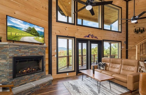 Gatlinburg - Pigeon Forge Cabin | NEWLY BUILT MODERN CABIN, POPULAR MTN RESORT, GORGEOUS VIEW, OVERSIZED HOT TUB