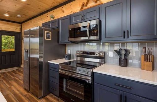 Gatlinburg - Pigeon Forge Cabin | NEWLY BUILT MODERN CABIN, POPULAR MTN RESORT, GORGEOUS VIEW, OVERSIZED HOT TUB