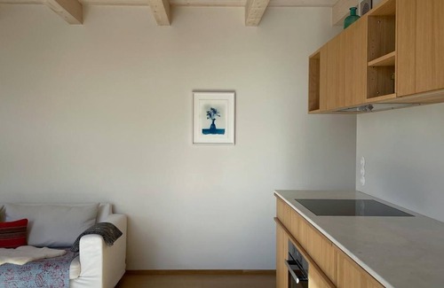 Ulsnis House | Newly built wooden house "Remise am Fährhaus" with unique architecture directly on the Schlei with jetty and bathing area for your well-deserved vacation in an absolute feel-good atmosphere, with a huge garden area and old trees
