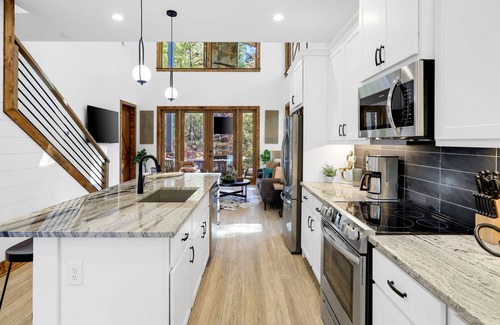 Foxfire Estates Cabin | Newly Constructed Rustic Modern Cabin W/Hot Tub