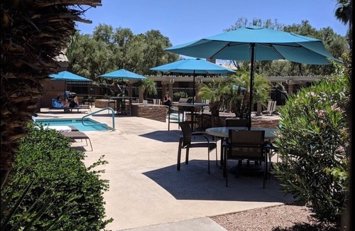 Paradise Valley Village Condo | Newly decorated 2 bedroom 2 bath, pool view, upscale neighbourhood,