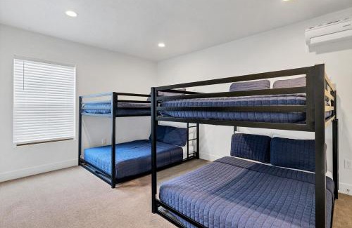 St. George House | Newly furnished 5BD 4BA Townhome The Vue 30