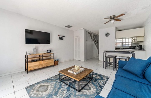 Paradise Island Condo | Newly Furnished 2 bedrooms, Walking distance to Atlantis!