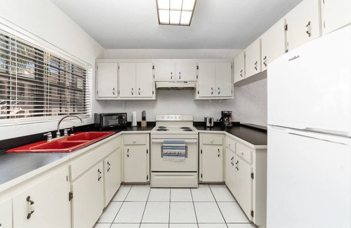 Paradise Island Condo | Newly Furnished 2 bedrooms, Walking distance to Atlantis!