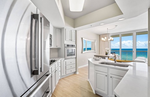 Destin Condo | Newly furnished Silver Beach Towers condo on the beach