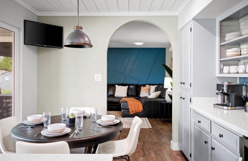 Glendale House | Newly Furnished | Sparkling pool | Sleeps 9