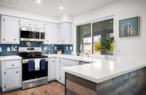 Glendale House | Newly Furnished | Sparkling pool | Sleeps 9