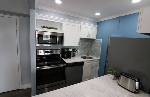 Northeast Virginia Beach Condo | Newly Furnished 7th Floor Oceanfront Condo on the Boardwalk w/Pool