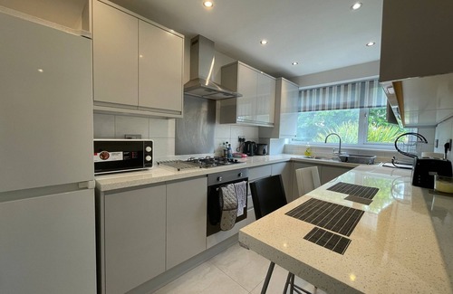 Redbridge Apartment | Newly Launched ✯ Stylish Flat ✯ Chigwell ✯ London✯