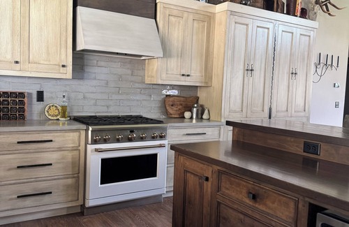 Gardiner House | Newly Listed Rustic Elegant Home ~ 5 Mins to Yellowstone National Park
