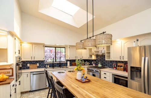 Nob Hill House | *Newly Listed *Sleeps 14 *Playhouse *WI-FI