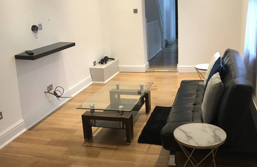 Southgate House | Newly reburbished 5 bedroom house with private parking and garden