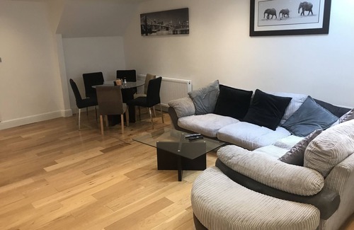 Southgate House | Newly reburbished 5 bedroom house with private parking and garden