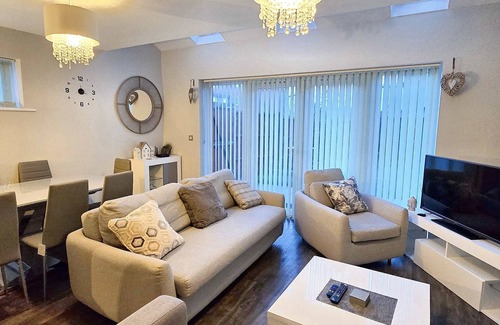 Manchester House | Newly Refurbed Townhouse by Etihad & Co-op Live