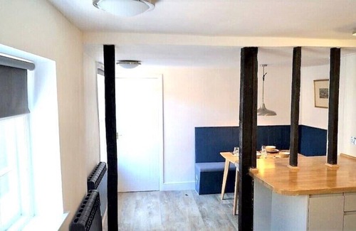 New Forest District Apartment | Newly refurbished 2 bed 18th Century duplex in the heart of beautiful Lymington
