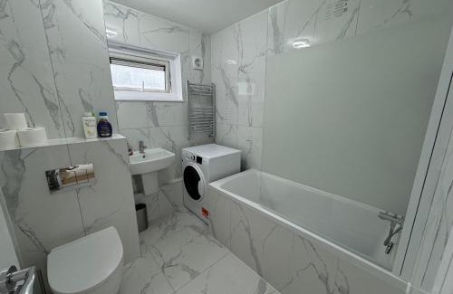 Custom House Apartment | Newly Refurbished 2BD Flat Close to ExCel London