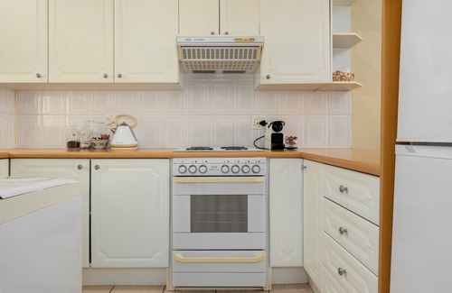 Three Anchor Bay Apartment | Newly Refurbished Apartment| Wifi | Netflix | DSTV